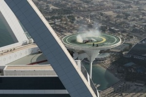 Видео: Дрифт спорткара на крыше Бурдж-эль-Араб
