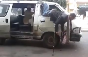 Видео: Небывалая изобретательность йеменского инвалида при посадке в автобус 