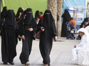 Саудовская Аравия раздает женщинам по $20 тыс.