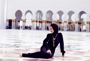 Рианна одела хиджаб и пошла в Мечеть Шейха Заида в Абу-Даби 