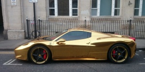 Фото: Иракец удивил жителей Лондона своим позолоченным Ferrari 