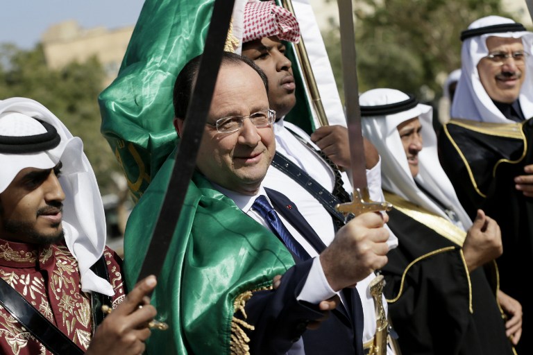 Президент Франции исполнил саудовский народный танец в Эр-Рияде 