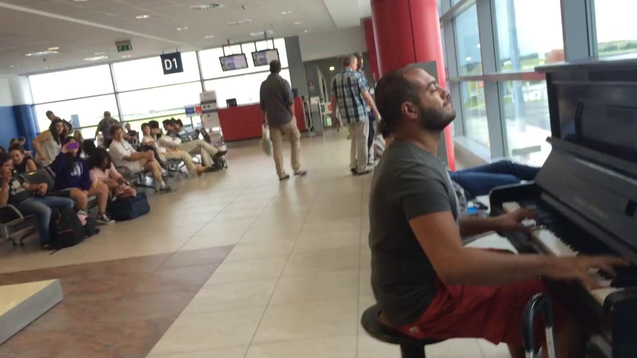Ливанский пианист выступил в аэропорту Праги и стал звездой YouTube