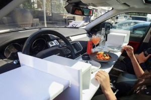 Кувейтский ресторан накрывает столы для посетителей в салоне их автомобилей 