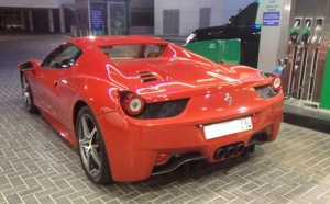 Болельщица из ОАЭ подарила футболисту Ferrari