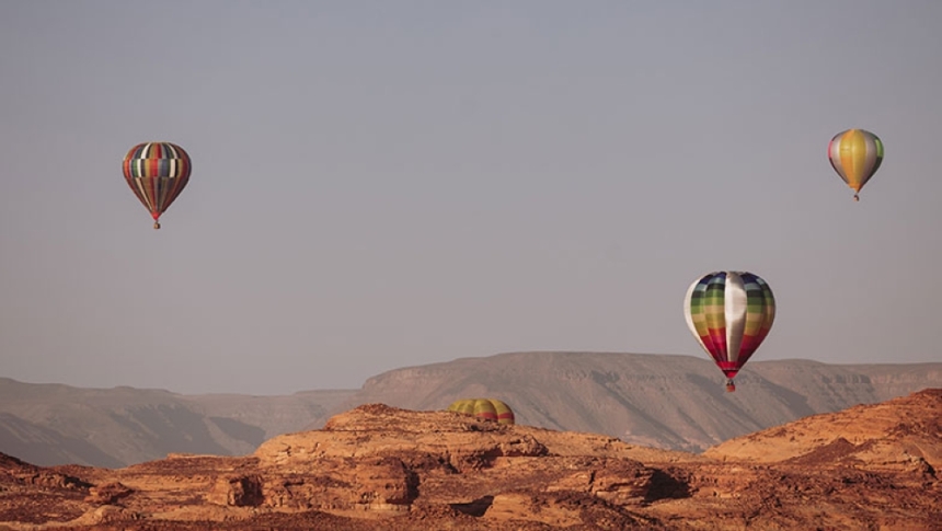 Саудовская Аравия запустила полеты на воздушных шарах над живописными оазисами Аль-Ула  