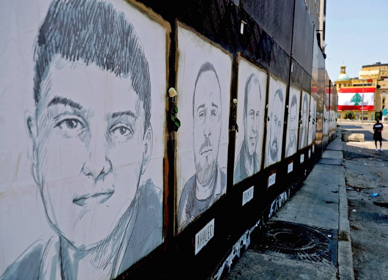 Мемориальная стена превратилась в альбом с портретами жертв взрыва в порту Бейрута 