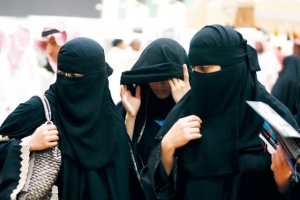 Саудовская женщина потребовала развода из-за курения мужа 