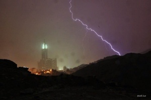 Удар молнии лишил часовую башню Мекки электричества 