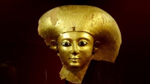 В Египте в мусорном баке нашли древнюю статуэтку фараона 