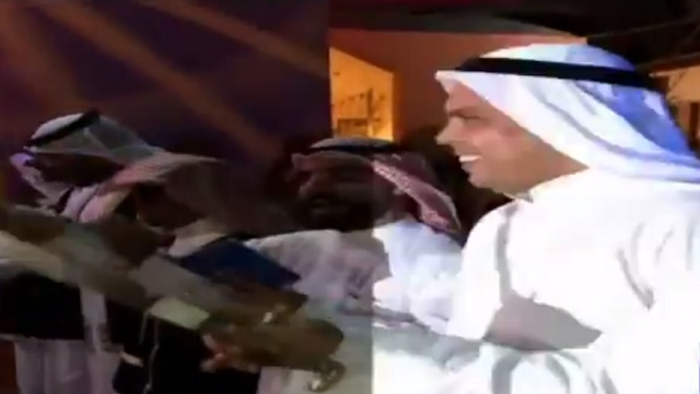 Видео: Роналдо исполняет кувейтский танец с мечом в национальном наряде 
