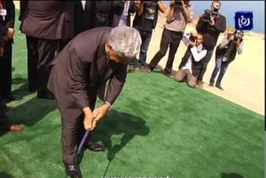Видео: Премьер-министр Иордании, играя в гольф, травмировал журналиста  