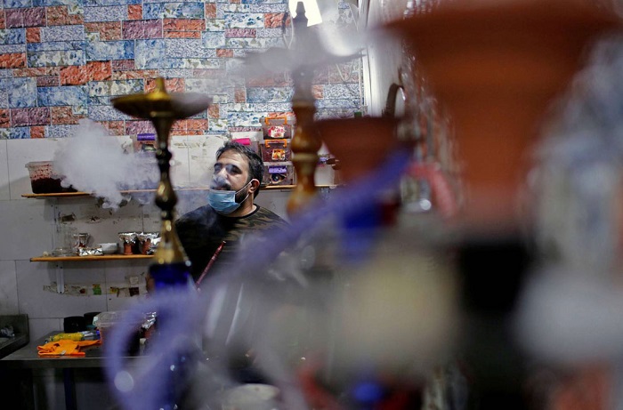 Кафе в Багдаде завлекает клиентов необычным способом дезинфекции кальянов 