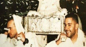 Уэсли Снейдер нес трон невесты на традиционной марокканской свадьбе 