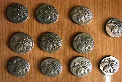 В Алжире конфисковали редкие античные монеты и статуэтки 