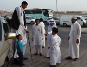 Самый высокий и самый низкий человек встретились в Саудовской Аравии 