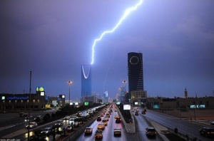 Фото: Небеса бушуют над столицей Саудовской Аравии 