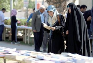 В Басре организовали бесплатную библиотеку на открытом воздухе в месяц Рамадан 