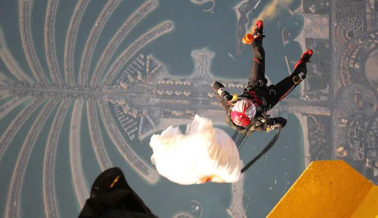 Видео: Рекордный прыжок с самым маленьким парашютом в Дубае 