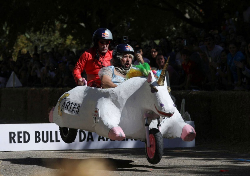 Red Bull Soapbox Race в Аммане: как гонки на необычных автомобилях развлекают иорданцев