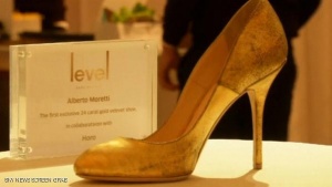 Золотые туфли выставлены на продажу в Дубае 