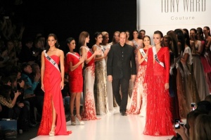 Участницы конкурса "Мисс Вселенная 2013" прошли по подиуму в платьях Тони Варда