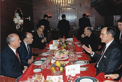 Еще одна фотография Буша и Горбачева во время их встречи в декабре 1989 года