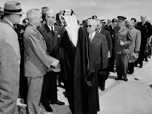 Министр иностранных дел Саудовской Аравии принц Фейсал ибн Абдул-Азиз жмёт руку Президенту США Гарри Трумэну и Премьер-министру Сирии Фаресу Аль-Хури, Сан-Франциско, 25 июня 1945 года