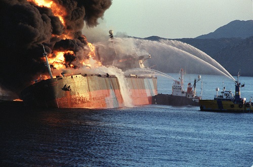 Нефтяной танкер под флагом Сингапура, атакованный Ираном в декабре 1987 года