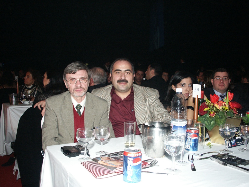 Мои друзья-журналисты Константин Максимов и Искандер Кфури за нашим столиком на конкурсе «Мисс Европа – 2002».
