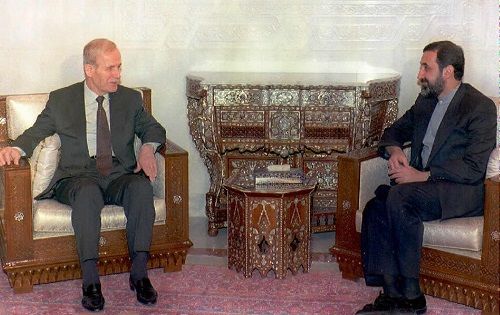 Президент Хафез Асад ведет переговоры с Министром иностранных дел Ирана Али Акбаром Велаяти в президентском дворце в Дамаске