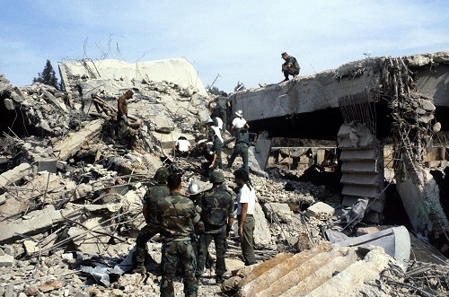 Морские пехотинцы ищут погибших под завалами разрушенного штаба спустя неделю после взрыва